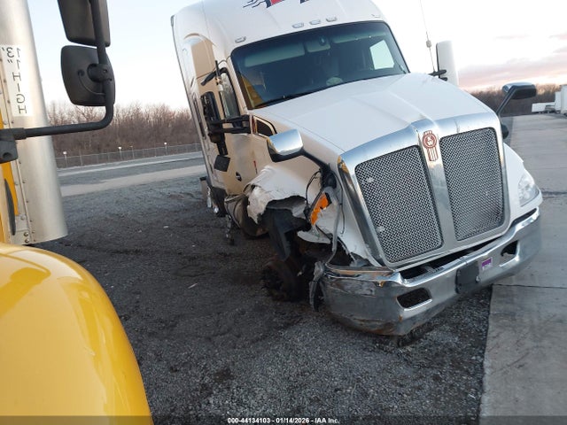44134103 :رقم المزاد ، 1XKYDP9X6NJ480129 vin ، 2022 Kenworth T680 مزاد بيع