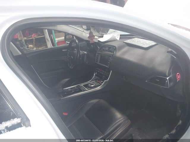 2018 JAGUAR XE SAJAK4FN6JCP36855 Photo 4