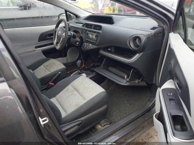 JTDKDTB33E1561994 Toyota Prius C Two