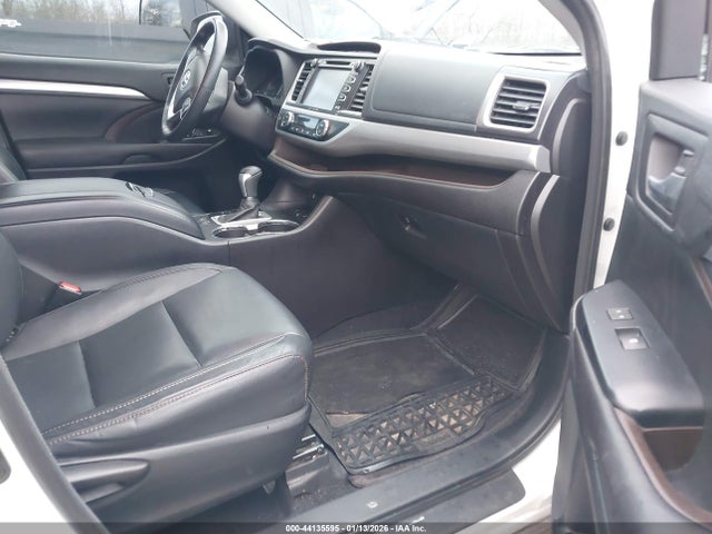 Продажа на аукционе авто 2016 Toyota Highlander Xle V6, vin: 5TDJKRFH3GS327855, номер лота: 44135595