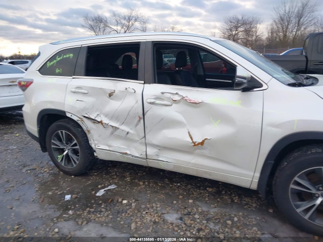 Продажа на аукционе авто 2016 Toyota Highlander Xle V6, vin: 5TDJKRFH3GS327855, номер лота: 44135595