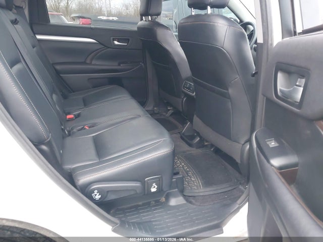 Продажа на аукционе авто 2016 Toyota Highlander Xle V6, vin: 5TDJKRFH3GS327855, номер лота: 44135595