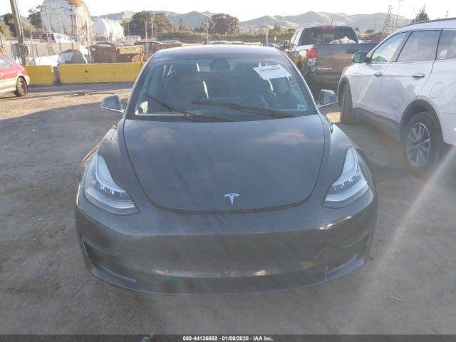 Tesla Model 3 Long Range/mid Range 2018 5YJ3E1EA8JF123800 Image 12