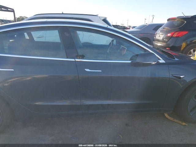 Tesla Model 3 Long Range/mid Range 2018 5YJ3E1EA8JF123800 Image 13