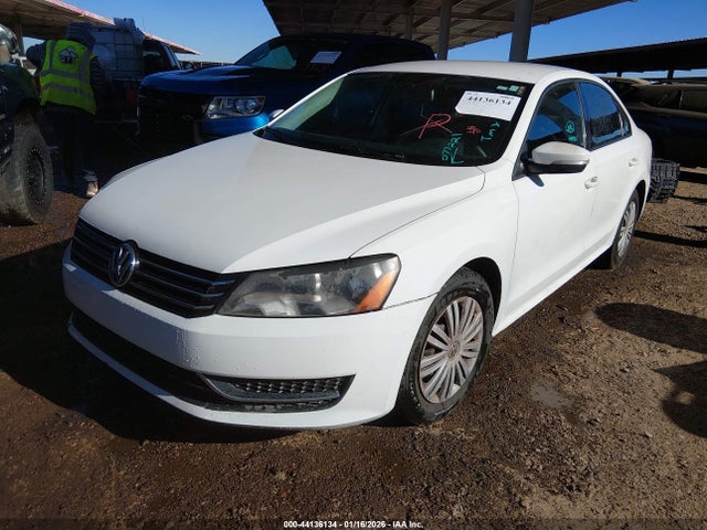 Volkswagen Passat 1.8t S 2015 1VWAT7A31FC077221 Image 2