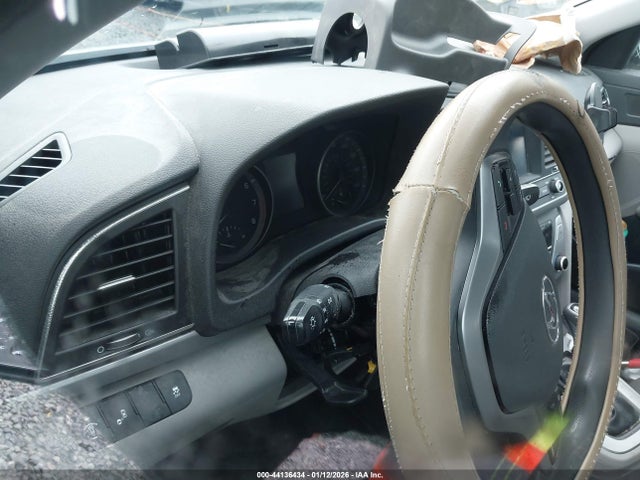 5NPD84LF2JH225977 Hyundai ELANTRA SEL