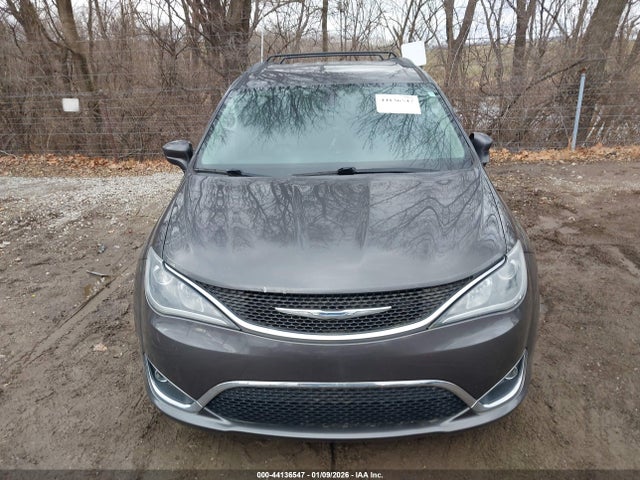 Продаж на аукціоні авто 2017 Chrysler Pacifica Touring-l, vin: 2C4RC1BG4HR621726, номер лоту: 44136547