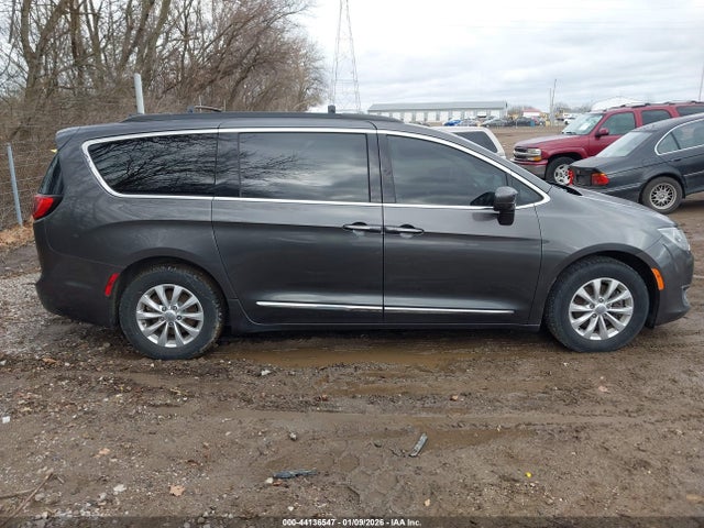 Продаж на аукціоні авто 2017 Chrysler Pacifica Touring-l, vin: 2C4RC1BG4HR621726, номер лоту: 44136547