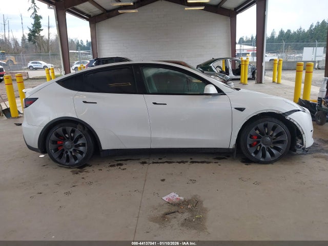 Tesla Model Y Performance Dual Motor All-wheel Drive 2024 7SAYGDEF2RF078543 Image 12