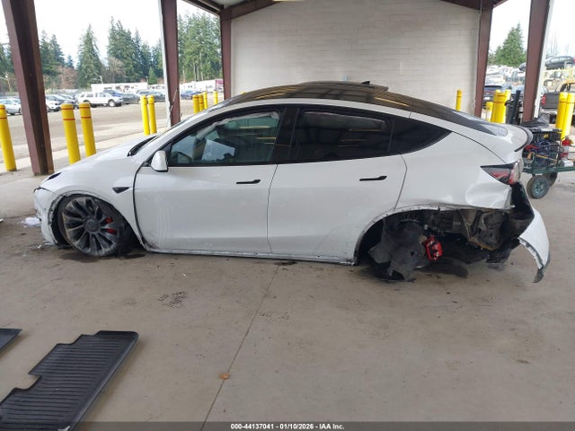 Tesla Model Y Performance Dual Motor All-wheel Drive 2024 7SAYGDEF2RF078543 Image 13