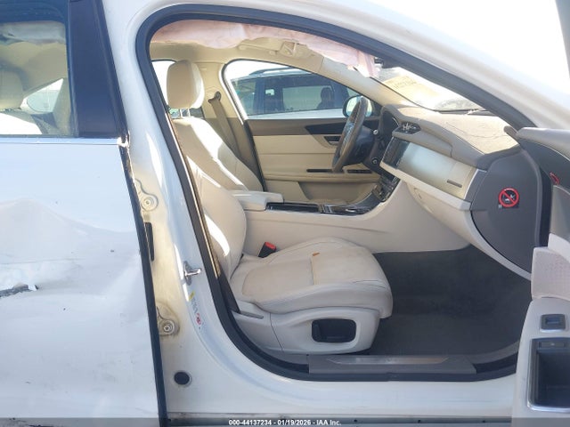 2017 JAGUAR XF SAJBJ4BV1HCY26969 Photo 4