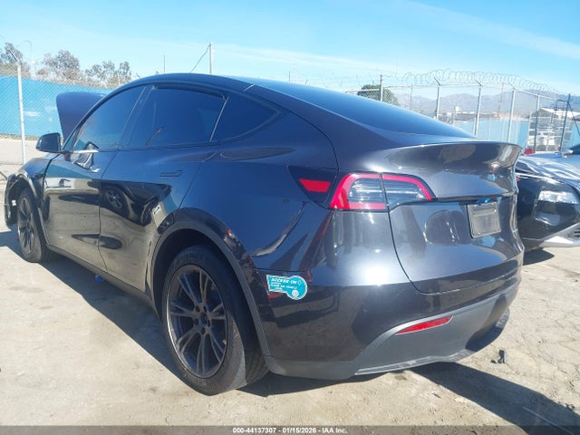 2025 TESLA MODEL Y 7SAYGDEE2SF260465 Photo 2
