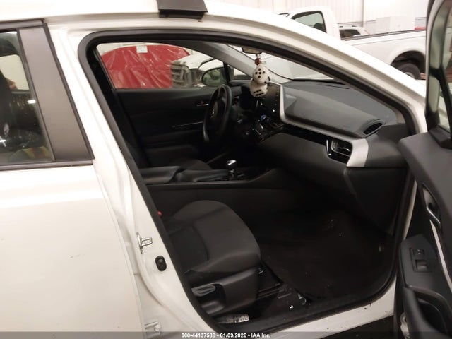 JTNKHMBX1M1095618 Toyota C-HR LE