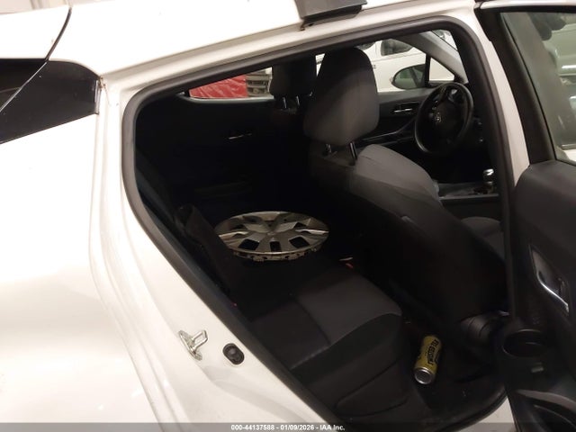 JTNKHMBX1M1095618 Toyota C-HR LE