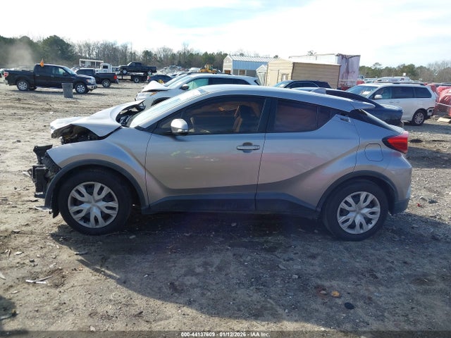 JTNKHMBX7L1068423 Toyota C-HR LE