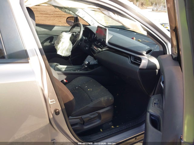 JTNKHMBX7L1068423 Toyota C-HR LE
