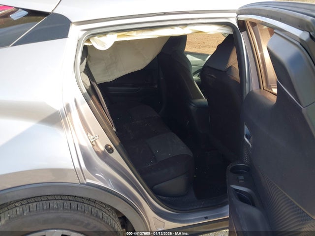 JTNKHMBX7L1068423 Toyota C-HR LE