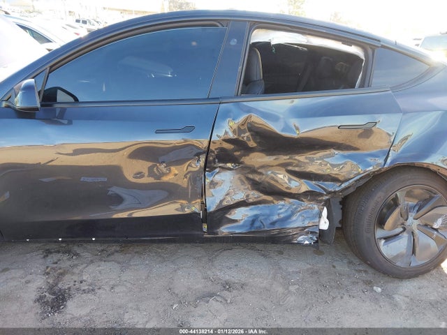 2026 TESLA MODEL Y 7SAYGDED4TF524634 Photo 5