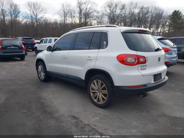 2011 VOLKSWAGEN TIGUAN WVGAV7AX1BW540592 Photo 2