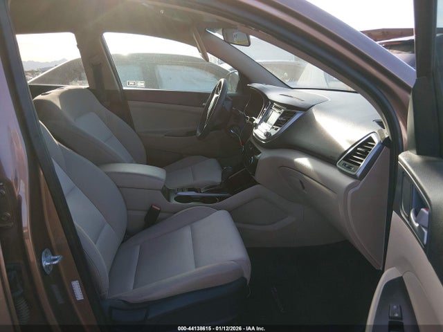 KM8J33A45HU395730 Hyundai TUCSON SE