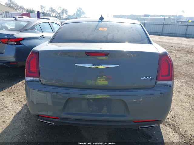 Chrysler 300 300s 2018 2C3CCABG2JH223016 Image 16