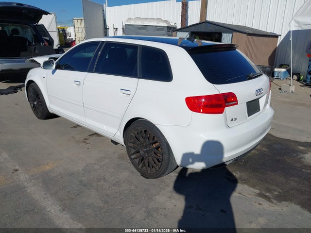 2013 AUDI A3 WAUKJAFM4DA021260 Photo 2