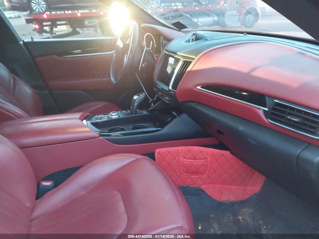 2019 MASERATI LEVANTE ZN661XUA9KX309655 Photo 4