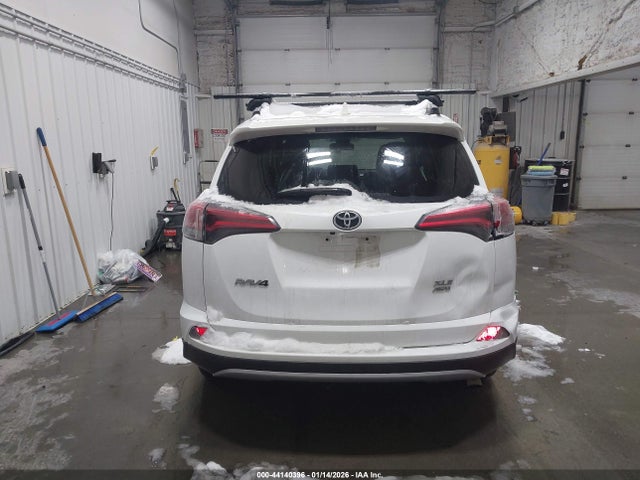 JTMRFREV4JJ745795 Toyota Rav4 Xle