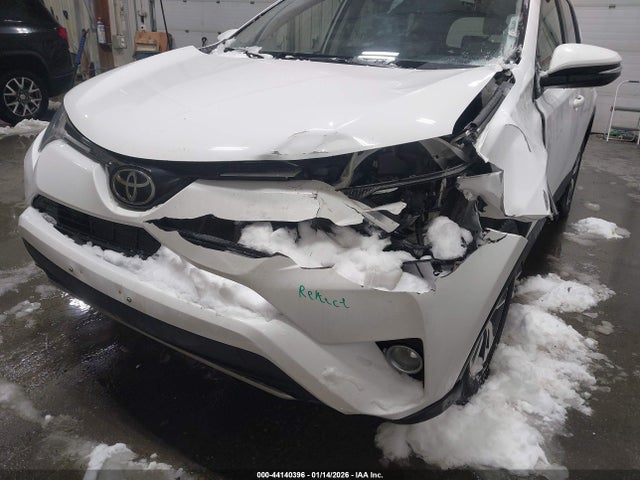 JTMRFREV4JJ745795 Toyota Rav4 Xle
