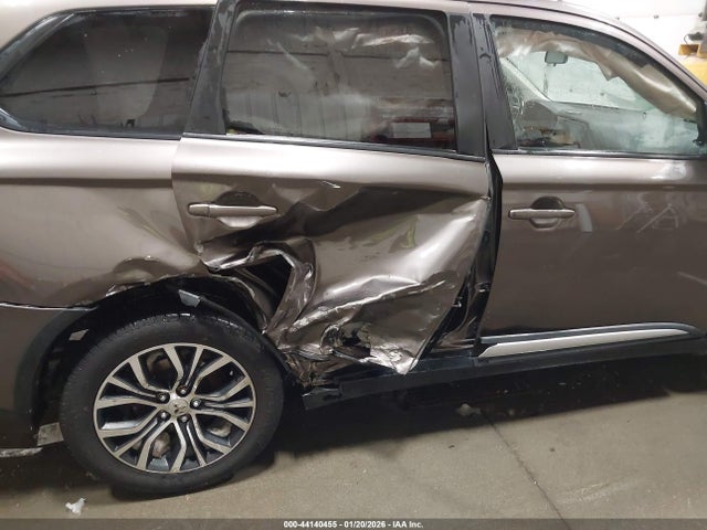 Продажа на аукционе авто 2018 Mitsubishi Outlander Se, vin: JA4AD3A34JZ021704, номер лота: 44140455