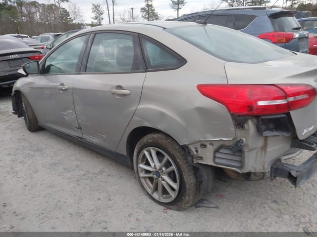 44140803 :رقم المزاد ، 1FADP3F26FL295898 vin ، 2015 Ford Focus Se مزاد بيع