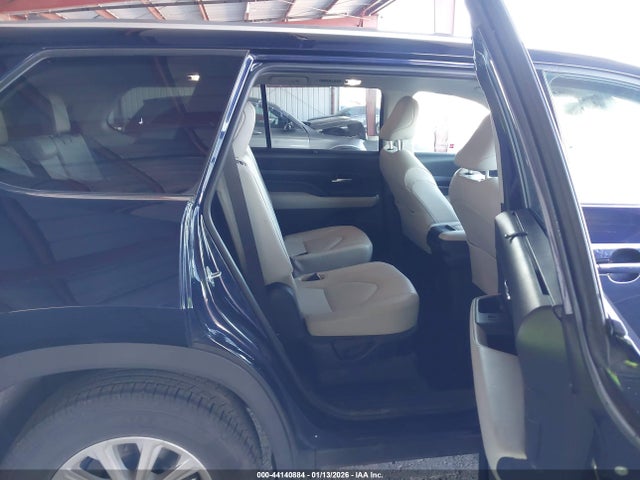 Toyota Grand Highlander Xle 2024 5TDAAAB55RS033831 Image 8