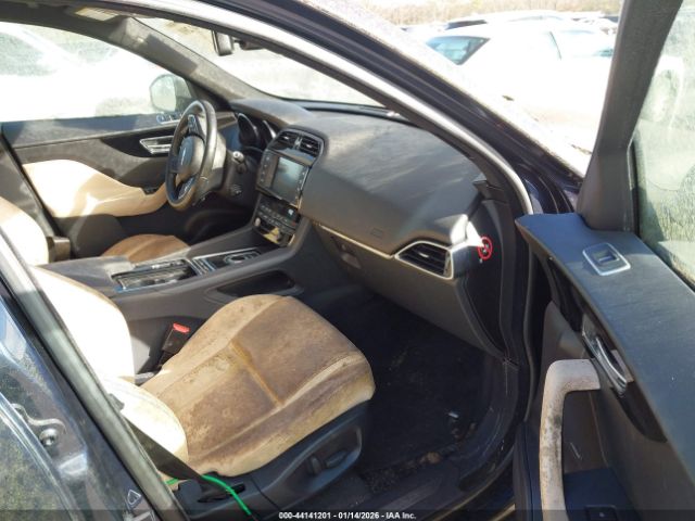 2018 JAGUAR F-PACE SADCJ2FN2JA248663 Photo 4