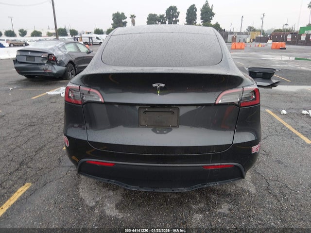 Tesla Model Y Rwd 2024 7SAYGDED2RF044228 Image 17