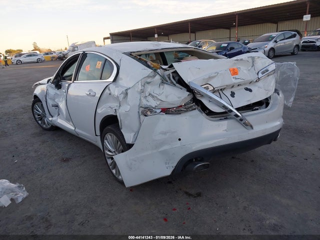 2011 JAGUAR XF SAJWA0GB7BLR82143 Photo 2