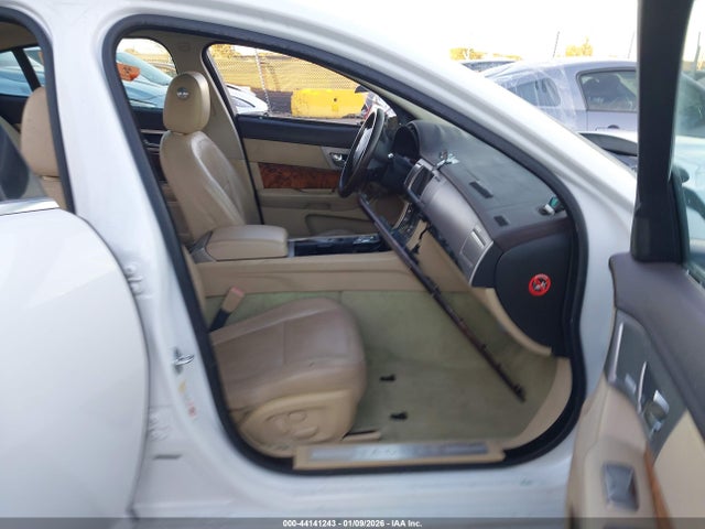 2011 JAGUAR XF SAJWA0GB7BLR82143 Photo 4