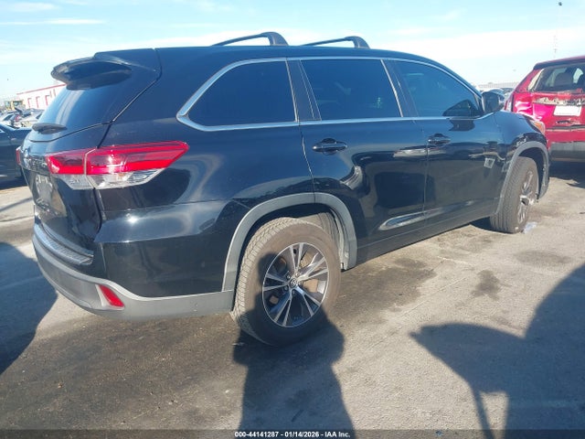 5TDZARFH9HS030743 Toyota Highlander Le