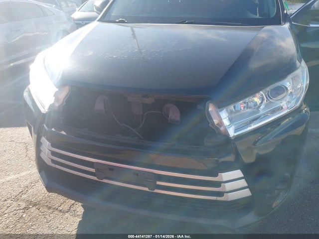 5TDZARFH9HS030743 Toyota Highlander Le