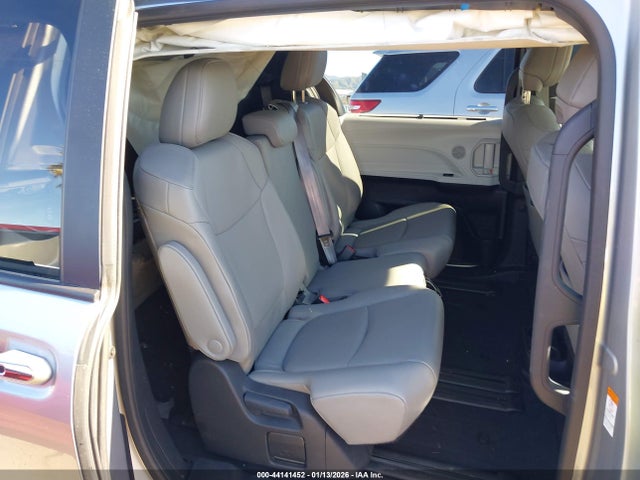 5TDJRKEC9SS255853 Toyota SIENNA XLE