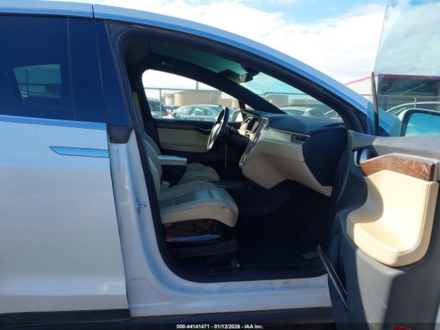 2016 TESLA MODEL X 5YJXCBE2XGF008775 Photo 4