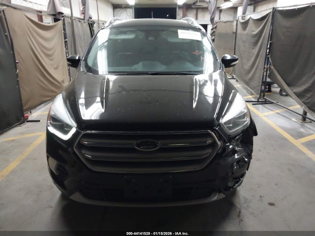 1FMCU9J95HUA01471 Ford Escape Titanium