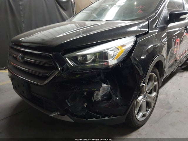 1FMCU9J95HUA01471 Ford Escape Titanium