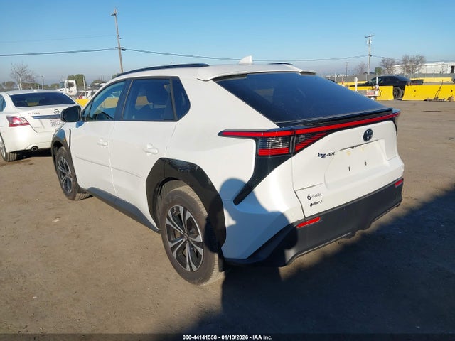 Toyota BZ4X XLE 2024 JTMAAAAAXRA038731 Image 3