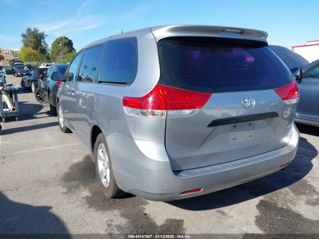 2011 TOYOTA SIENNA 5TDZK3DC6BS149388 Photo 2