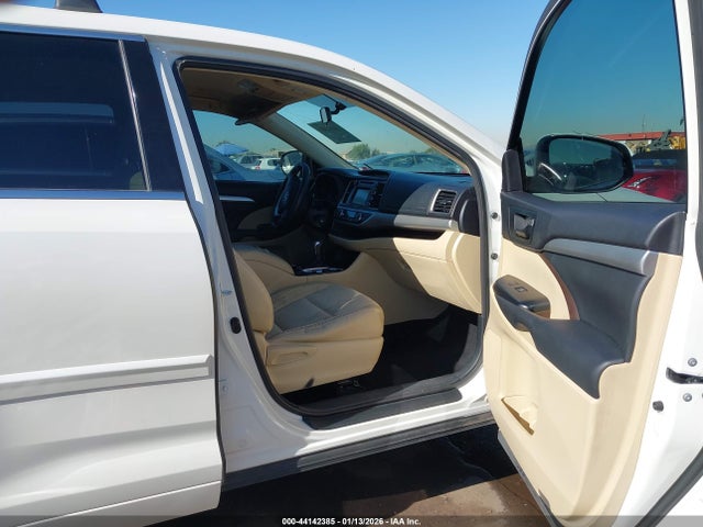 5TDZKRFH0FS052477 Toyota Highlander Le Plus V6