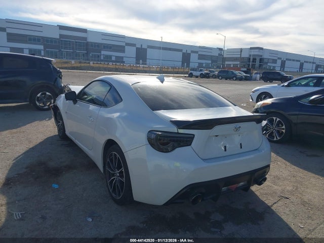 2017 TOYOTA 86 JF1ZNAA19H9701817 Photo 2