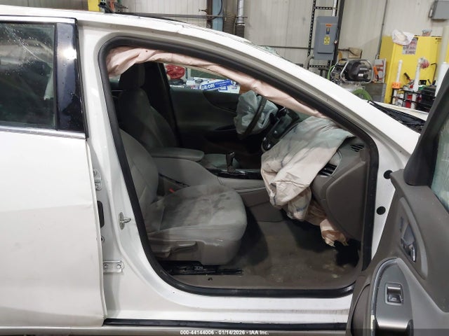 1G1ZD5ST7JF122328 Chevrolet MALIBU LT