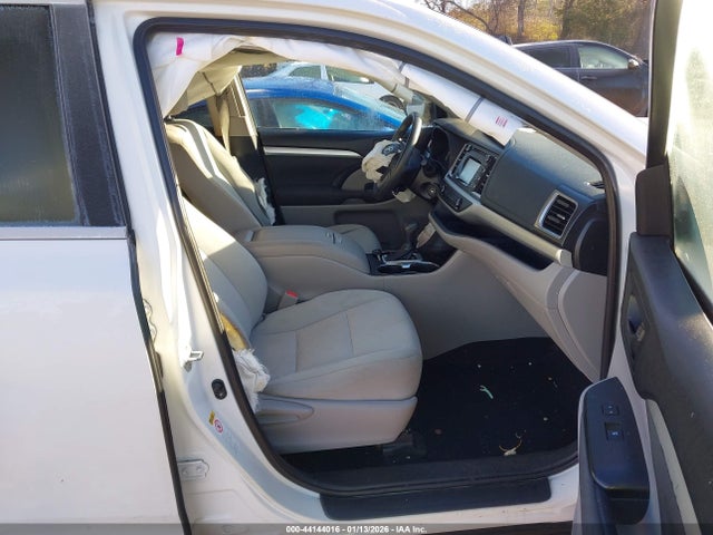 5TDZARFH9KS046058 Toyota Highlander Le
