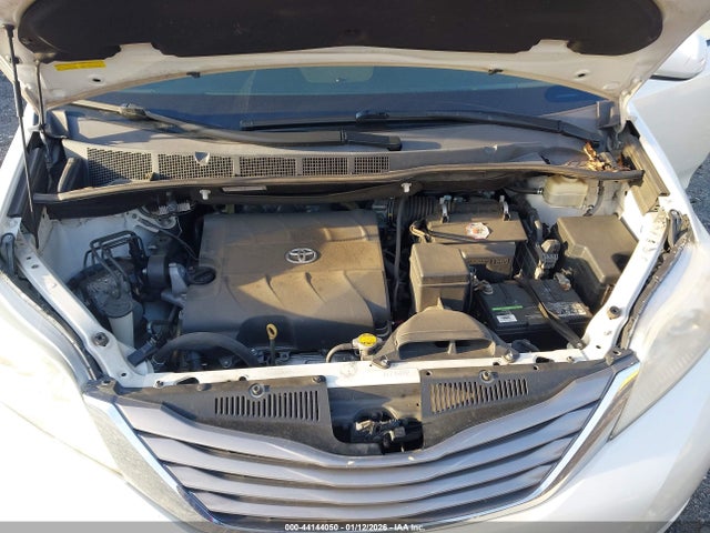 5TDYK3DC8GS738669 Toyota Sienna Xle Premium 8 Passenger