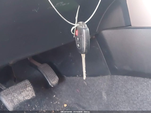 JTMZFREV9JJ747199 Toyota RAV4 LE